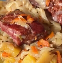 Капуста томленая с картошкой и копчеными ребрышками