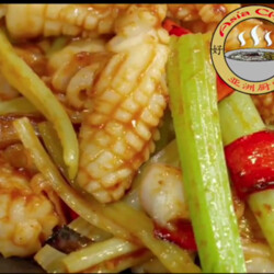 Жареные кальмары с сельдереем и васаби