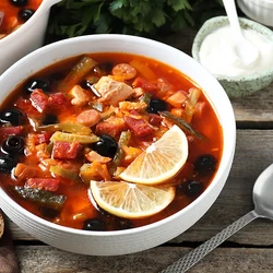 Солянка с маслинами, оливками, лимоном: как лучше приготовить этот суп — читать на Gastronom.ru