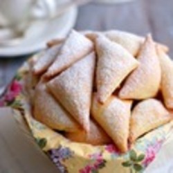 Сдобные треугольники с изюмом и орехами