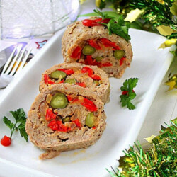 Мясной рулет с огурцом и овощами