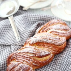 Творожная плетёнка с сахаром и орехами