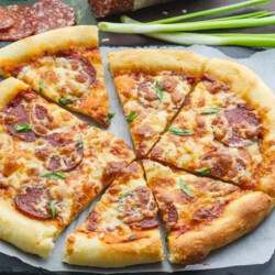 Пицца с копченой колбасой