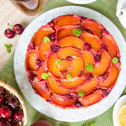 Бисквитный пирог с персиками и вишней на Вкусном Блоге