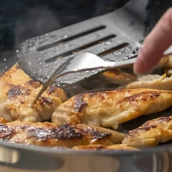 Что приготовить из куриной грудки на сковороде? Инструкция для самых занятых или неопытных — читать на Gastronom.ru