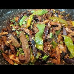 Тёплый салат.ИЗ СУШЕННЫХ БАКЛАЖАН.Это очень вкусно.