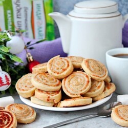 Закусочное печенье с ветчиной и сыром