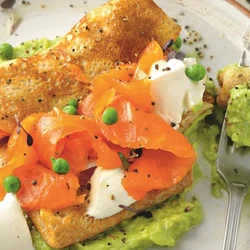 Ржаные блинчики с форелью и сметаной на пюре из авокадо, пошаговый рецепт с фото на 419 ккал