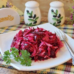 Салат из свеклы и красной рыбы