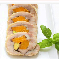 Куриный рулет с персиками и фисташками