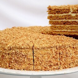 Покрытие боков торта крошкой