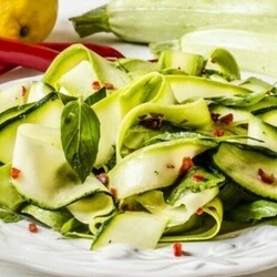 Салаты из свежих (сырых) кабачков: 6 быстрых и вкусных рецептов