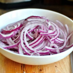 Маринованный лук: 8 очень вкусных и быстрых рецептов с уксусом и без