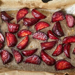 Как правильно запечь свеклу в духовке и микроволновке