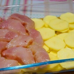 Готовлю так уже много лет картошку с куриным филе. Бабушка в восторге