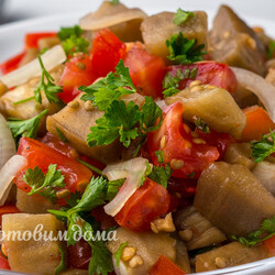 Салат из баклажан с помидорами.
