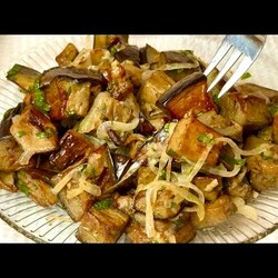 Просто нарежьте баклажаны и добавьте 1 яйцо! 1й рец на сковор.  2й рецепт бакл. 12 минут в духовке. шкурку не снимает.