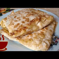 Лаваш с сыром и зеленым луком на сковороде - полосочки накрест.