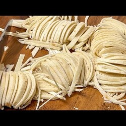 Просто нарежьте лаваш и вылейте Яйца и результат будет потрясающий! Вкуснее, чем пицца!