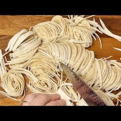 Просто нарежьте лаваш и вылейте Яйца и результат будет потрясающий! Вкуснее, чем пирог!