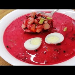 ДИЕТИЧЕСКИЙ ХОЛОДНЫЙ СУП (окрошка, свекольник, холодник) с отваренными овощами.