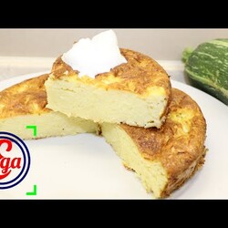 Нежная и сытная запеканка из кабачков и творога. семена из каб. удаляет. на вид запеканка не рыхлая.