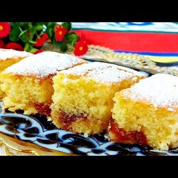 Беру КЕФИР и ЛЮБОЙ ВАРЕНЬЕ. густое. кусочками прямо. кефир 120, манка, мука, подс масло