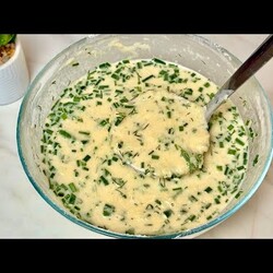 Просто натрите картошку и добавьте 2 яйца! молоко. картофельные блины