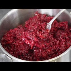 Просто обожаю такую свеклу! Готовлю кастрюлю, ставлю в холодильник... и салат, и гарнир, и на хлеб. и это почти борщ только без картошки и капусты.