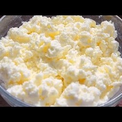 Пачка творога и яйца и мука один большой сырник на сковор.