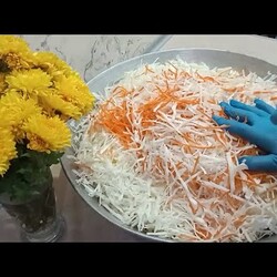 КАПУСТА ХРУСТИТ НЕ ТЕМНЕЕТ НЕ ТЯНЕТСЯ ! с водой. ТАКАЯ КАПУСТА СТОИТ ДО СЕНТЯБРЯ . СЪЕДАЕТСЯ ЗА ДВА ДНЯ !