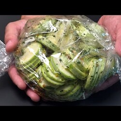 кабачки сырые маринов с луком и укропом. в. 4 мин