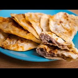 ЛАВАШ + ВОДА и МЯСО мало масла наливает. окунает в воду лаваш. и он получ. не хрустящий.  ТАК просто! Чебуреки из лаваша. или конвертики из лаваша с яблоками и творогом...