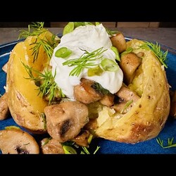 КАРТОШКУ БОЛЬШЕ НЕ ЖАРЮ! сыр. печет в фольге оч крупную /\ часа. грибы тушит. соус из творога и сметаны и чеснока.