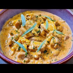 Это блюдо вы будете готовить каждый день. Самая вкусная курица. со шкуркой. сливки.паприка. молоко?