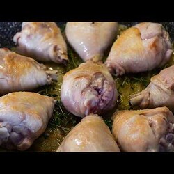 Простейшее блюдо из курицы. Скинул всё в сковороду и добавил яблоко