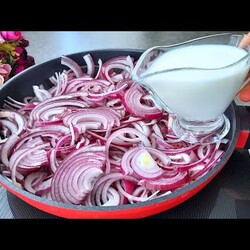 луково-картофельный пирог на сковороде. молоко, мука, сыр