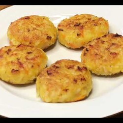 Жареные котлеты  с  рисом и картофелем.