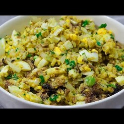 салата из шпротов! Состав: Шпроты 1 банка Лук 0.5 шт. Рис 4 ст. л. Вода 10 ст. л. Яйца 5 шт. Соль 0.5 ч. л. Зелёный лук, укроп Майонез