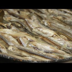 Мойва на скорую руку /тушеная в сковородке с луком. очищенная.