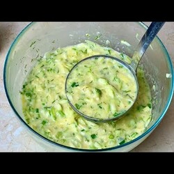 Просто натрите 1 кабачок, 1 картофелину и добавьте яйца и молоко! Так вкусно, что я готовлю часто летом