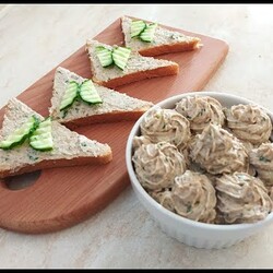 ОЧЕНЬ СЫТНЫЙ ПАШТЕТ ИЗ ШПРОТ. Готовится за 5 минут, а насыщает надолго.