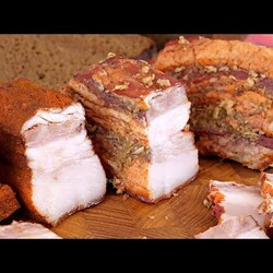 Вкуснейшая свиная грудинка в луковой шелухе! Вареная грудинка с чесноком и перцем.