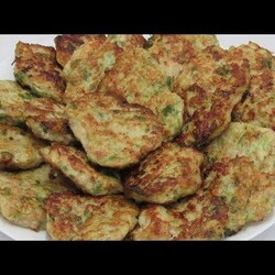 Есть КАБАЧКИ и ФАРШ??? Тогда ДЕЛАЙ ТАК!!!Кабачки - 1кг Фарш - 400гр Яйца - 2шт Зелень - 1пуч Чеснок - 3зуб Мука - 3-6ст л Специи Растительное масло