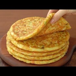 НАТРИТЕ КАБАЧКИ и КАРТОФЕЛЬ.и молоко. кабачковые блины на сковородке.это Блины с Припеком)))