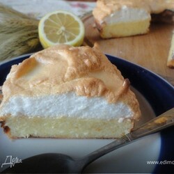 Творожная запеканка с меренгой и цитрусовой ноткой. Ингредиенты: яичные белки, лимонный сок, лимонная цедра