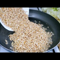 Жарим ПЕРЛОВКУ!НИКТО НЕ ВЕРИТ ЧТО Я ИХ ГОТОВЛЮ ТАК ПРОСТО КОГДА ДО ПЕНСИИ 2 ДНЯ ВЕСЬ МИР ИЩЕТ КРУПУ