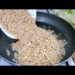 Жарим ПЕРЛОВКУ!НИКТО НЕ ВЕРИТ ЧТО Я ИХ ГОТОВЛЮ ТАК ПРОСТО КОГДА ДО ПЕНСИИ 2 ДНЯ ВЕСЬ МИР ИЩЕТ КРУПУ