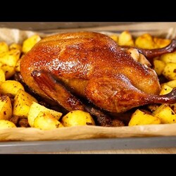 УТКА запеченная с яблоками, картошкой и грибами. Утка запеченная в духовке.