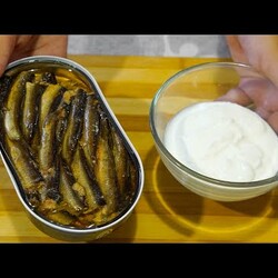 Банка ШПРОТОВ и немного СМЕТАНЫ!